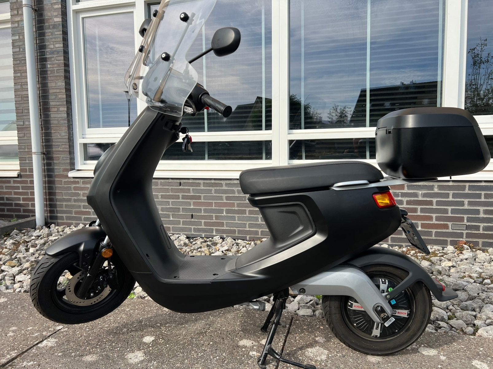 Niu elektrische snorscooter (lage kilometerstand), Fietsen en Brommers, Ophalen, Zo goed als nieuw, Elektrisch