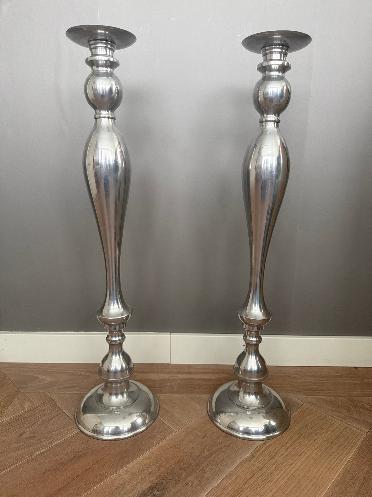 Set van 2 grote zilverkleurige vloerkandelaars, Ophalen, Overige materialen, Gebruikt, 81 cm