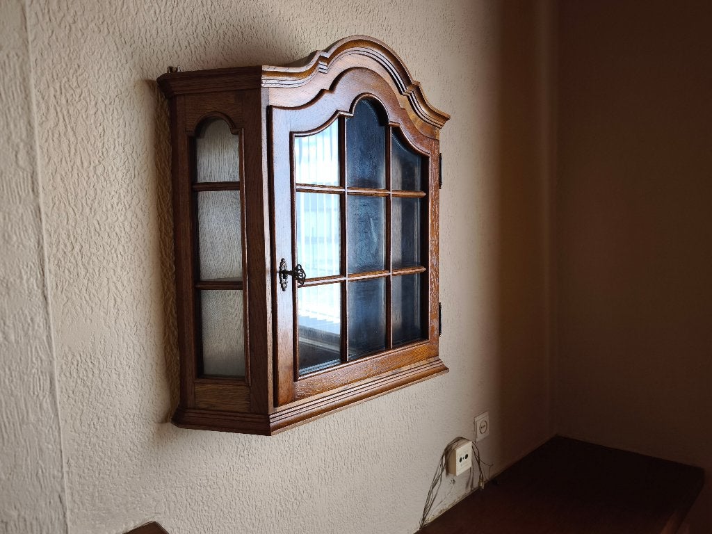 Muurkastje te koop, Ophalen
