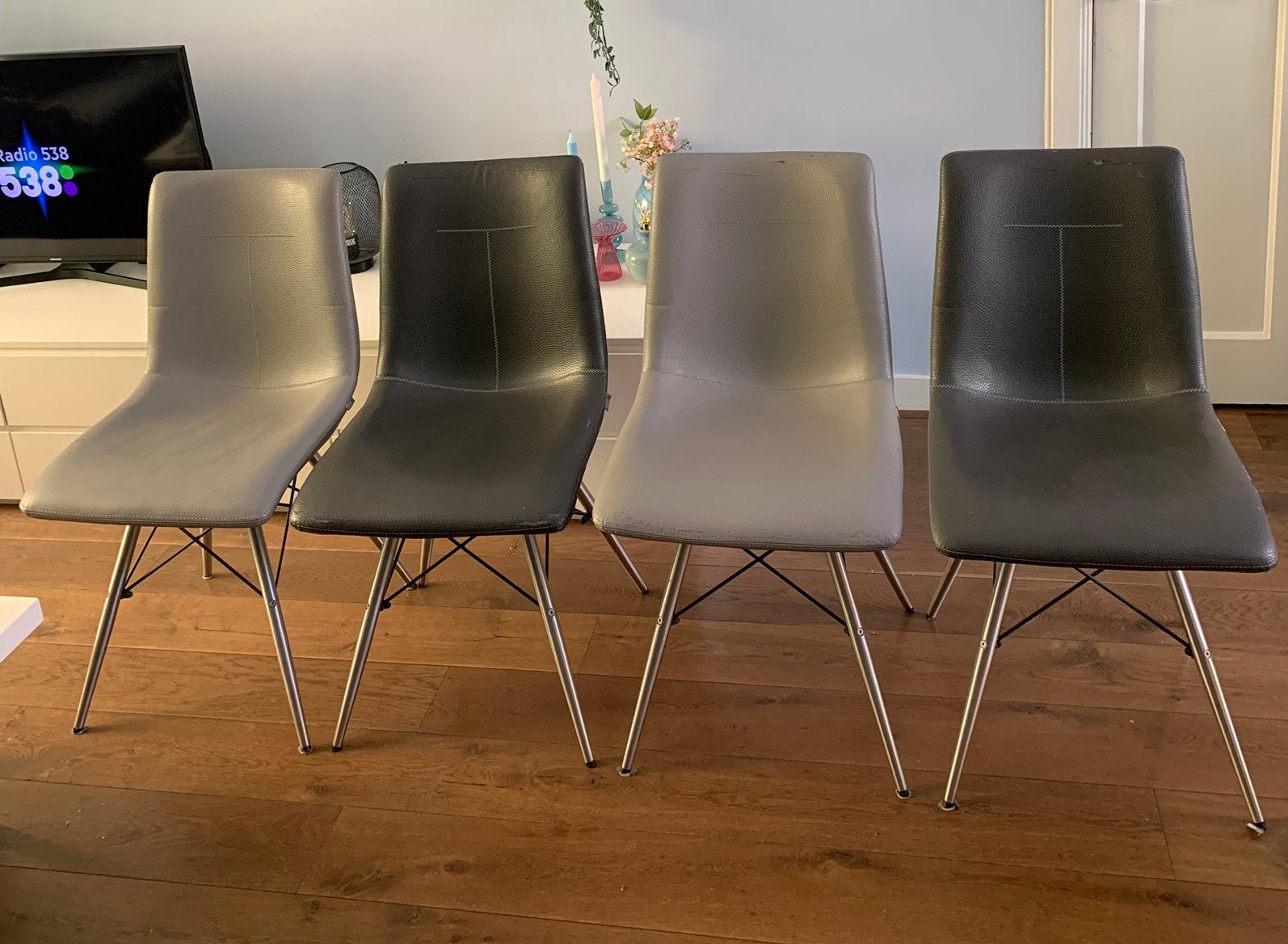 4 Eetkamer stoelen leatherlook Xooon grijs, Huis en Inrichting, Stoelen, Ophalen, Overige materialen, Gebruikt, Vier
