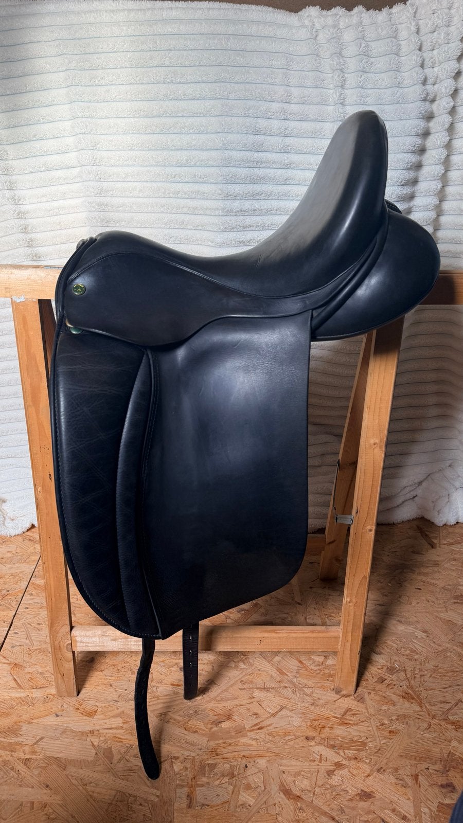 Hulsebos WB3 dressuurzadel 17 inch – nette staat, Dressuur, M (17 inch), Zo goed als nieuw, Inclusief zadelhoes