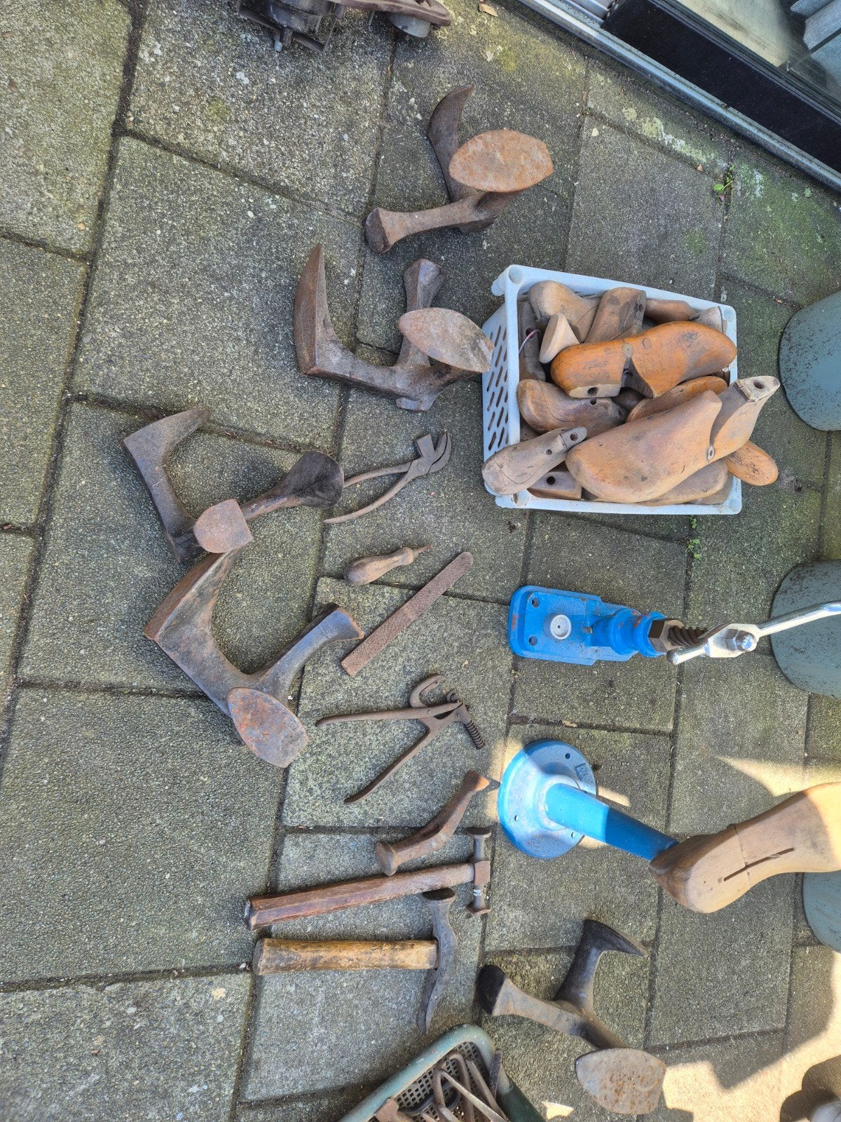 Schoenmakers gereedschap, Ophalen