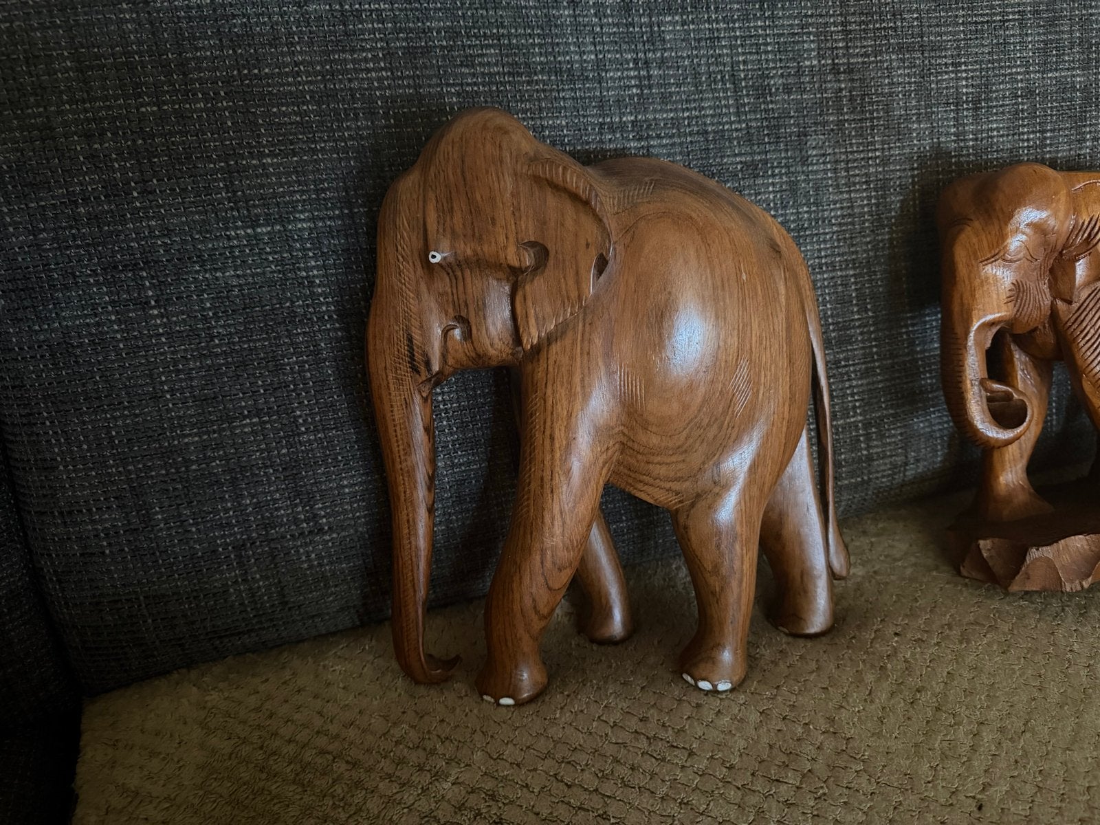 Set van 4 handgesneden houten olifantenbeelden, Ophalen of Verzenden, 20 - 50 cm, Beeld, Hout