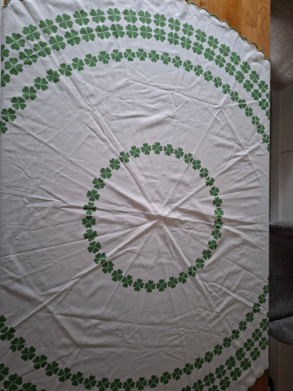 Mooi rond kleed met groene klavertjes 4, diameter 140 cm., Ophalen of Verzenden, Zo goed als nieuw, Rond