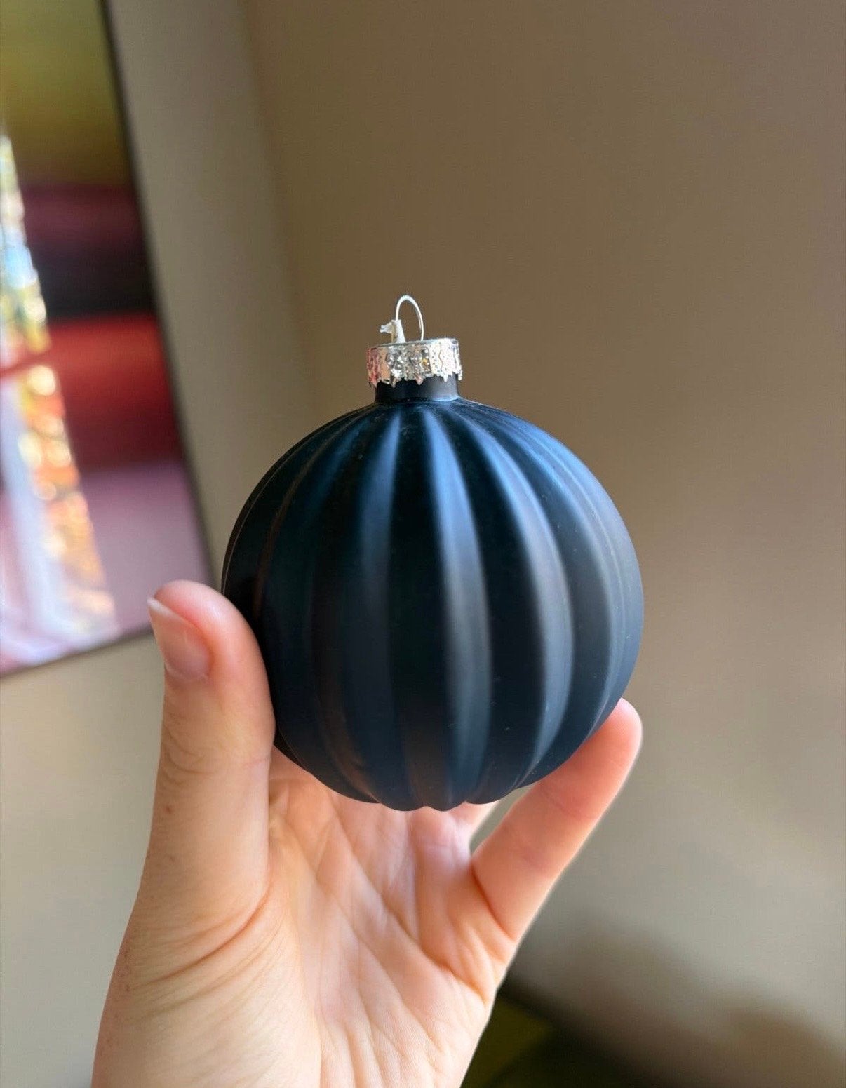 Zwarte kerstbal, Ophalen