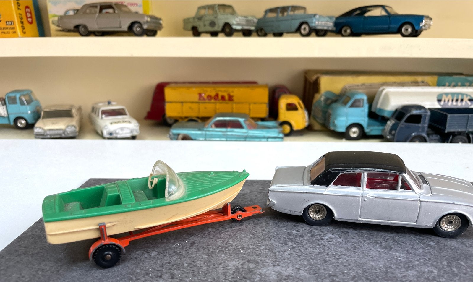 Dinky Toys Ford 2000E Corsair met boot en trailer, Antiek en Kunst, Ophalen of Verzenden