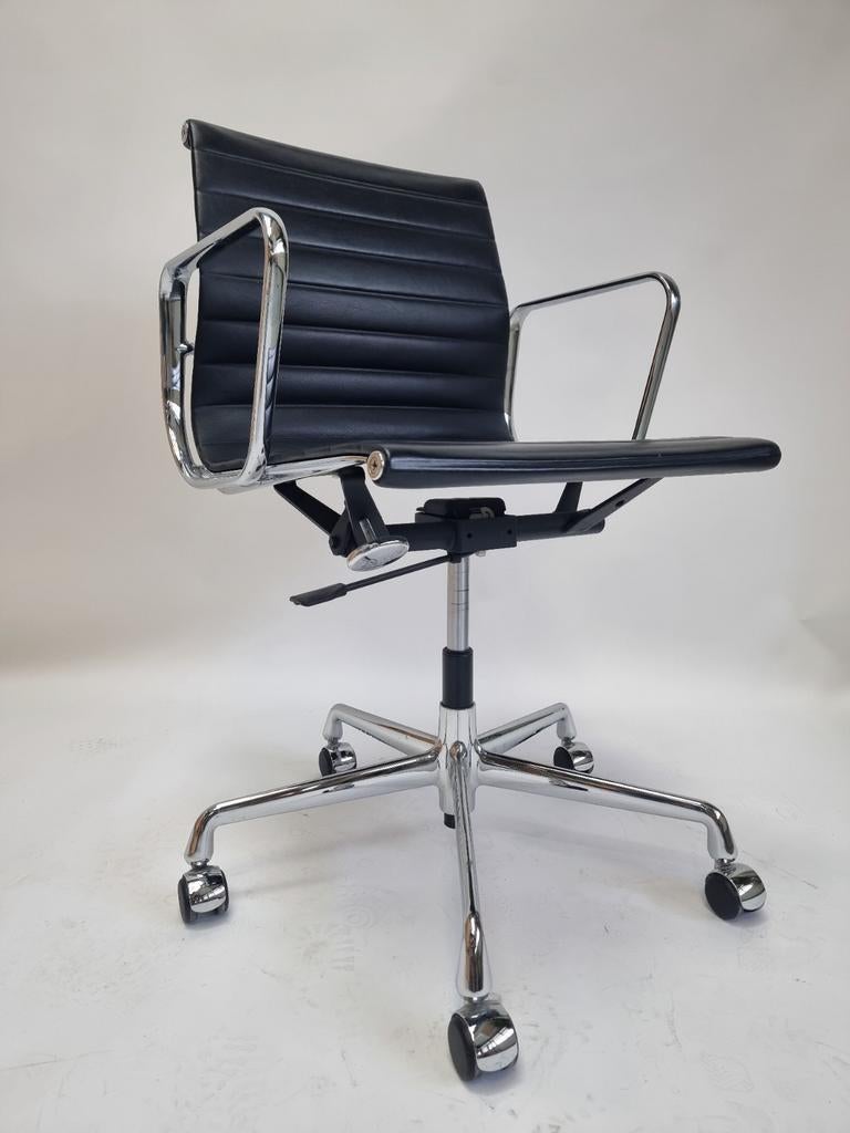 Vitra eames EA117 Bureaustoel chroom Zwart Leer, Ophalen, Gebruikt, Zwart, Bureaustoel