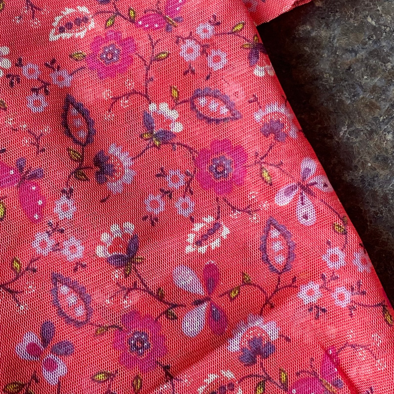Super mooie roze mesh stof met bloemen 1,5 x 1,1 m, Hobby en Vrije tijd, Stoffen en Lappen, Overige materialen, Verzenden, 120 cm of meer