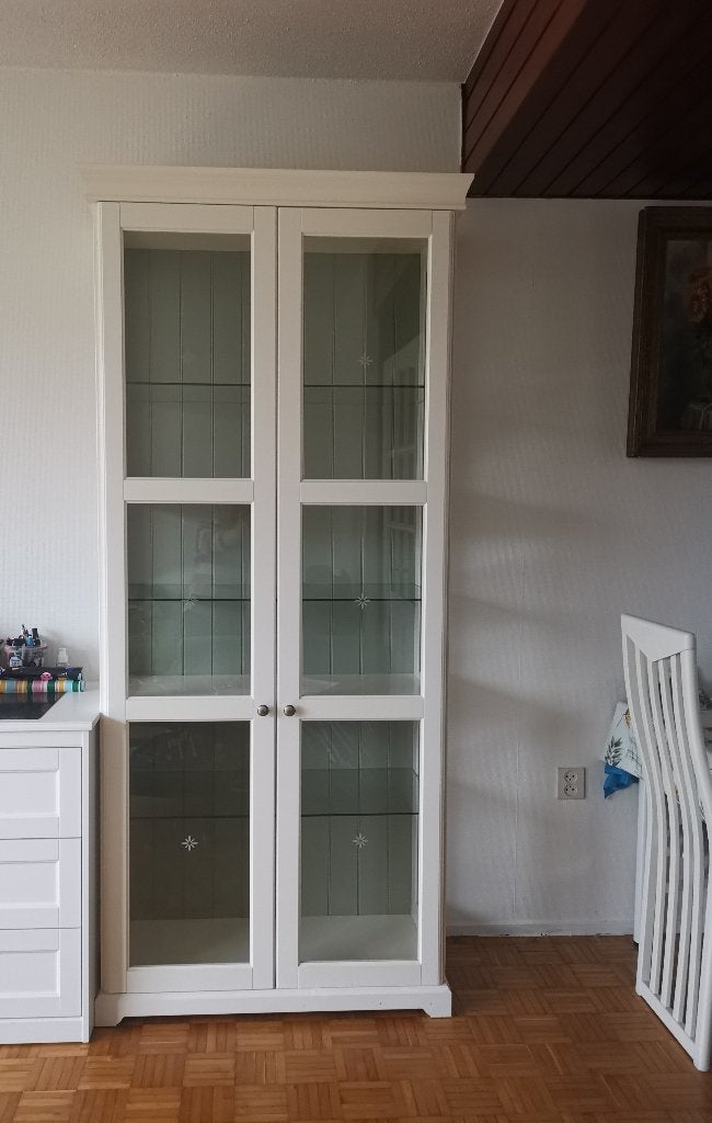 Witte vitrinekast met glazen deur en planken, Ophalen, 50 tot 100 cm, Zo goed als nieuw, 150 tot 200 cm