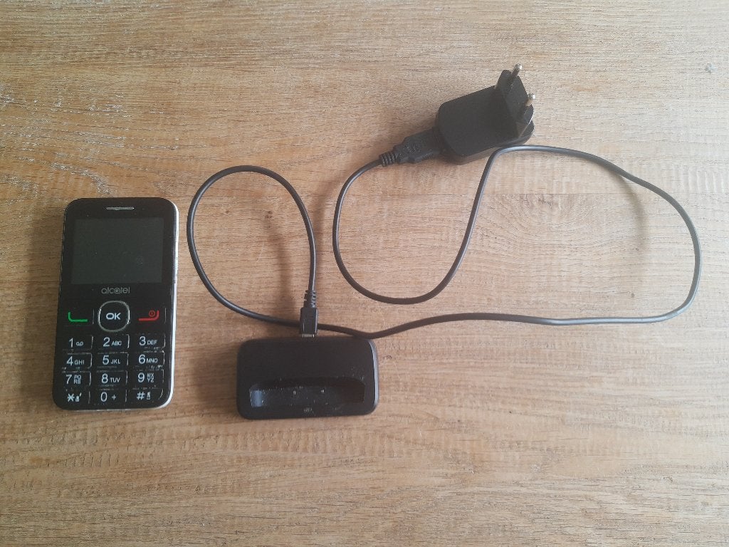 senioren telefoon Alcatel, grote knoppen, 1 handset, Info@alcatel.com, Ophalen of Verzenden, Zo goed als nieuw