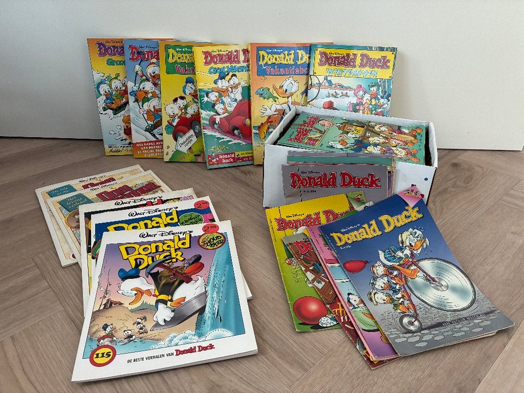 Grote Collectie Donald Duck - Vakantieboeken en Albums, Boeken, Stripboeken, Meerdere stripboeken, Ophalen, Gelezen