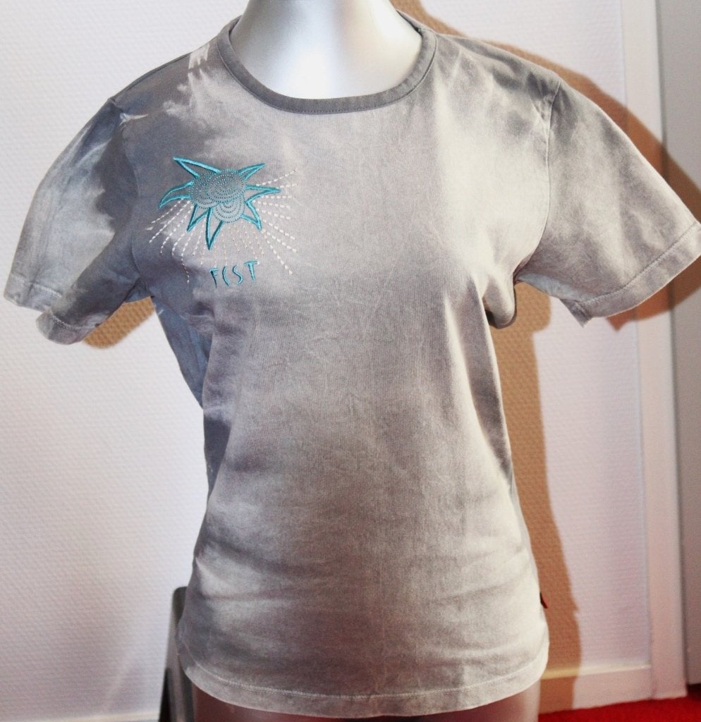 Grijs Forecast shirt met leuke blauwe applicatie. Mt M Nieuw, Kleding | Dames, Maat 38/40 (M), Forecast, Nieuw, Ophalen of Verzenden