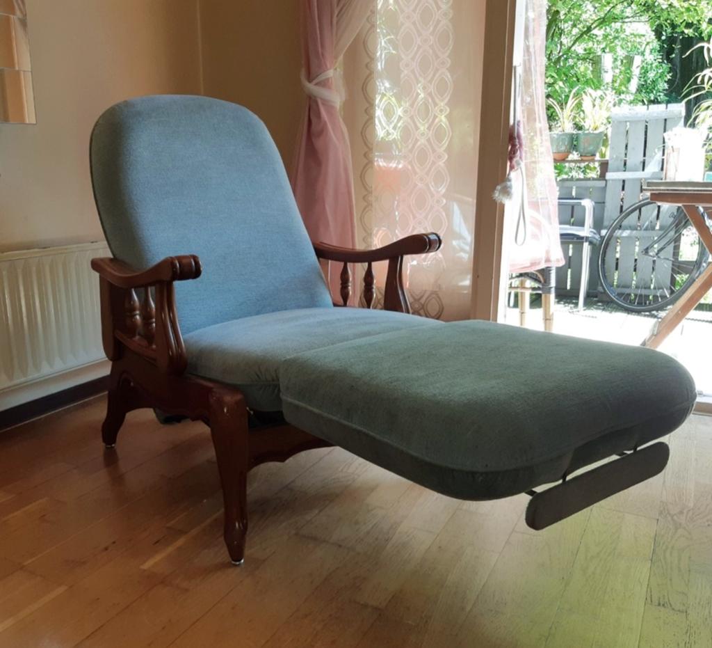 Antieke blauwe velvet loungestoel chaises longue sofa, Huis en Inrichting, Stoelen, Gebruikt, Eén, Hout, Blauw, Ophalen