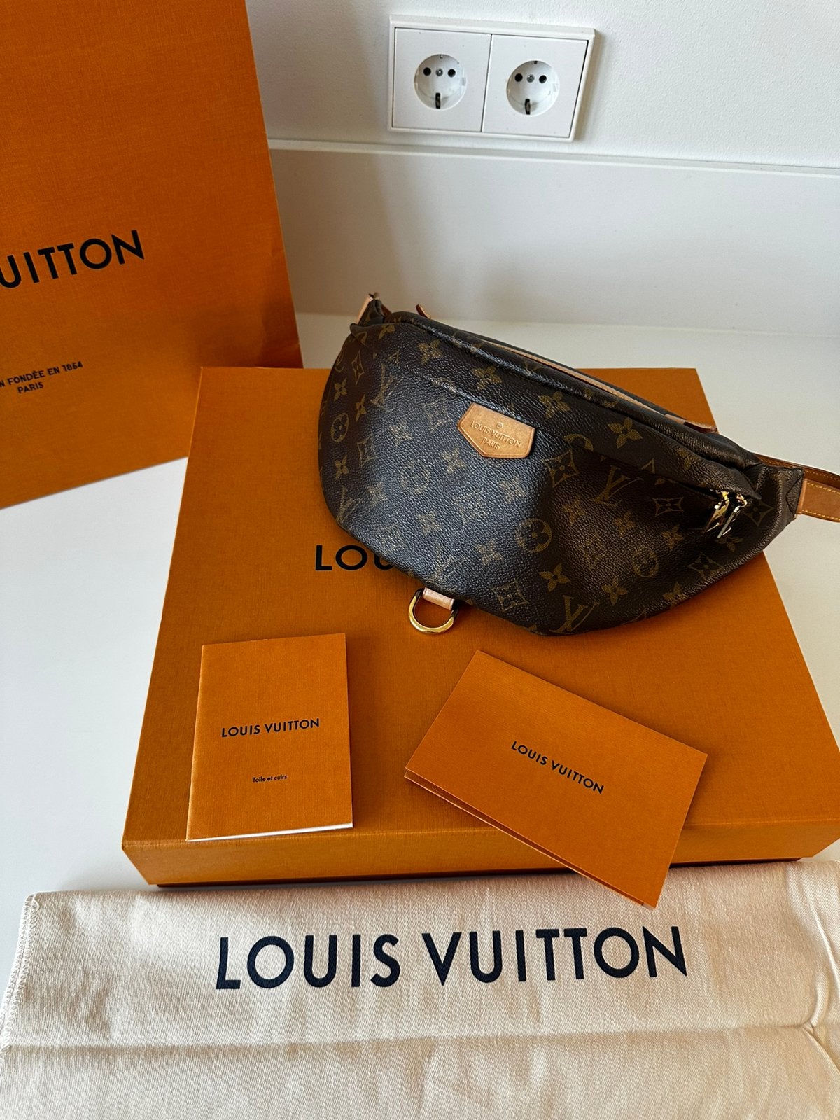 Louis Vuitton Bumbag, Ophalen of Verzenden, Zo goed als nieuw, Bruin, Handtas
