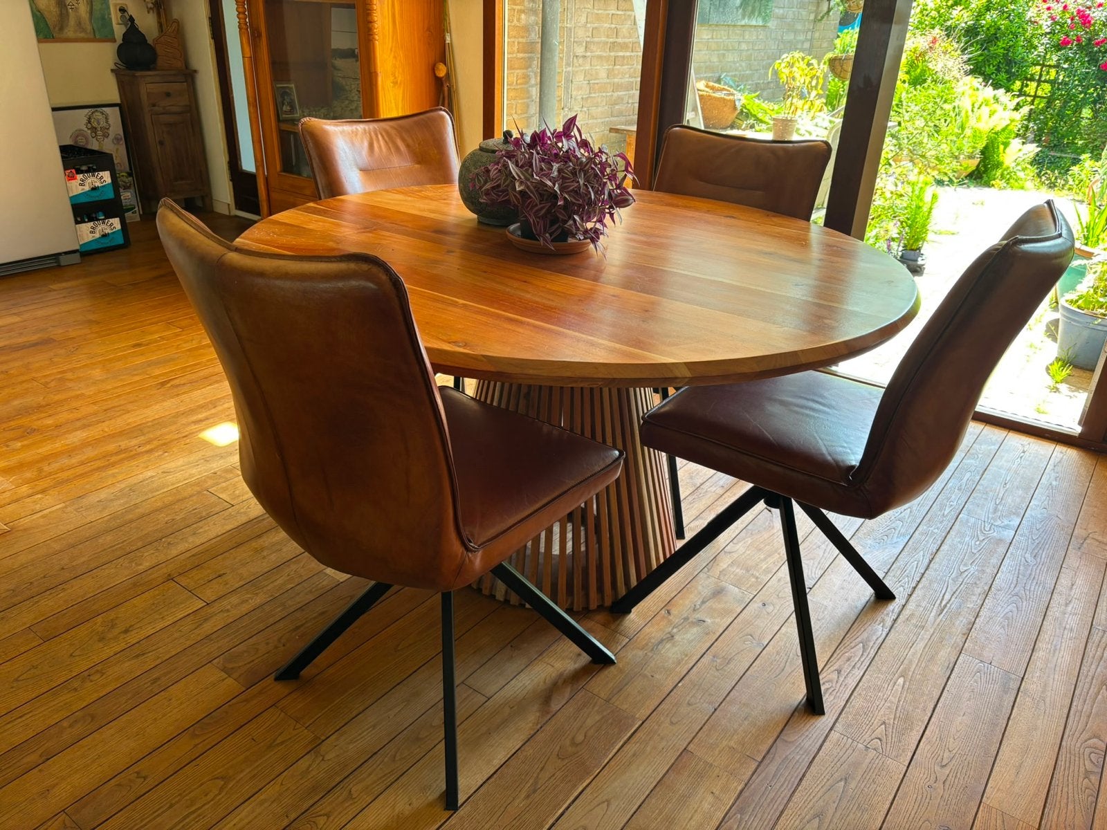 Ronde eettafel met unieke houten voet, Huis en Inrichting, Ophalen, 100 tot 150 cm, Rond, Zo goed als nieuw