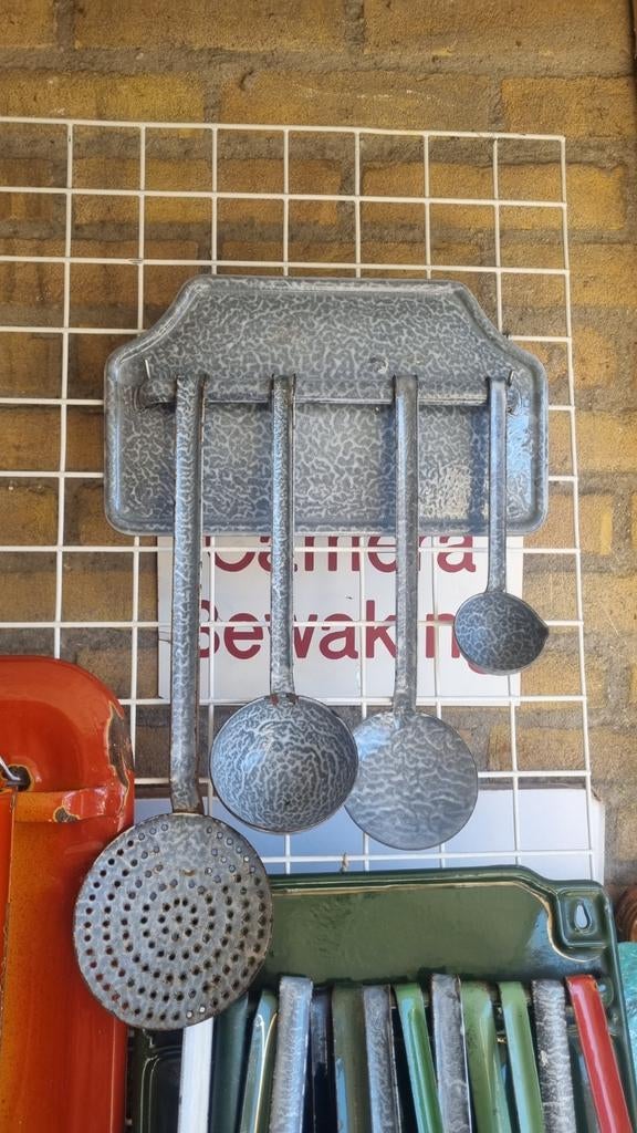 Grijsgewolkt emaille lepelrek met 4 lepels, Antiek en Kunst, Antiek | Emaille, Ophalen of Verzenden