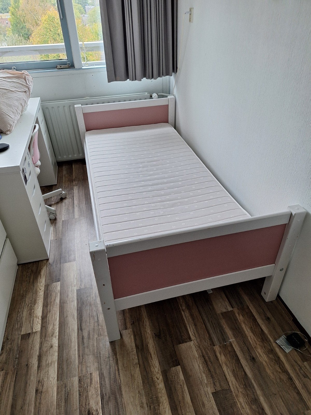 Eenpersoonsbed wit met roze accenten, Ophalen, Gebruikt, 90 cm, Eenpersoons