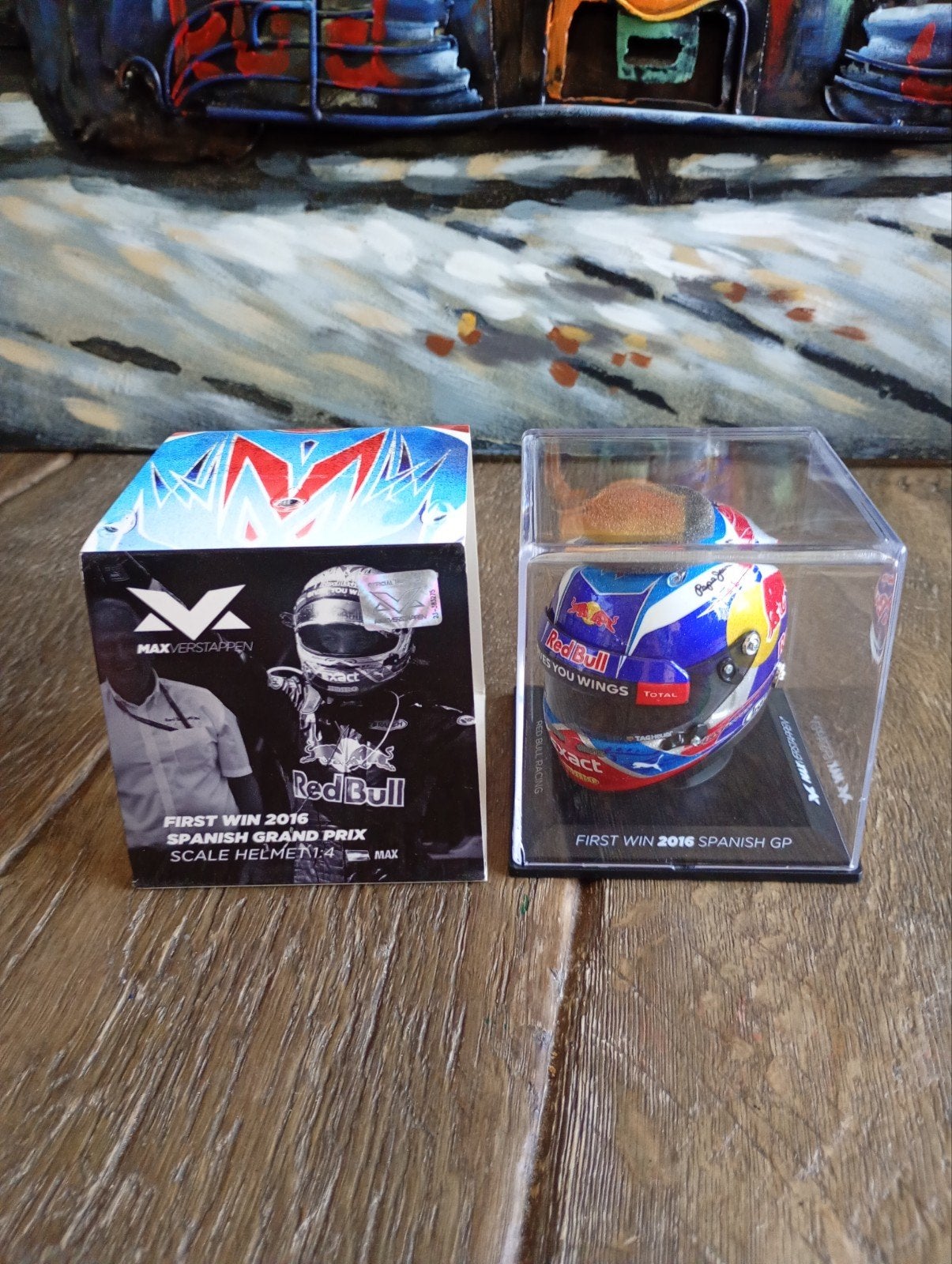 Max Verstappen schaalhelm 1:4 - Eerste overwinning 2016, Verzamelen, Automerken, Motoren en Formule 1, Ophalen of Verzenden, Nieuw