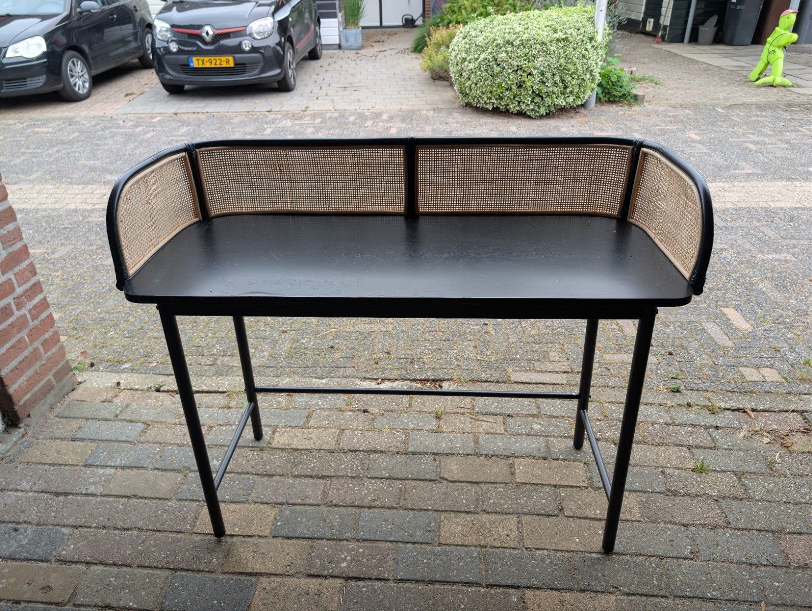 Zwart bureau met rotan details, Huis en Inrichting, Bureaus, Ophalen, Gebruikt, Hout, Overige merken