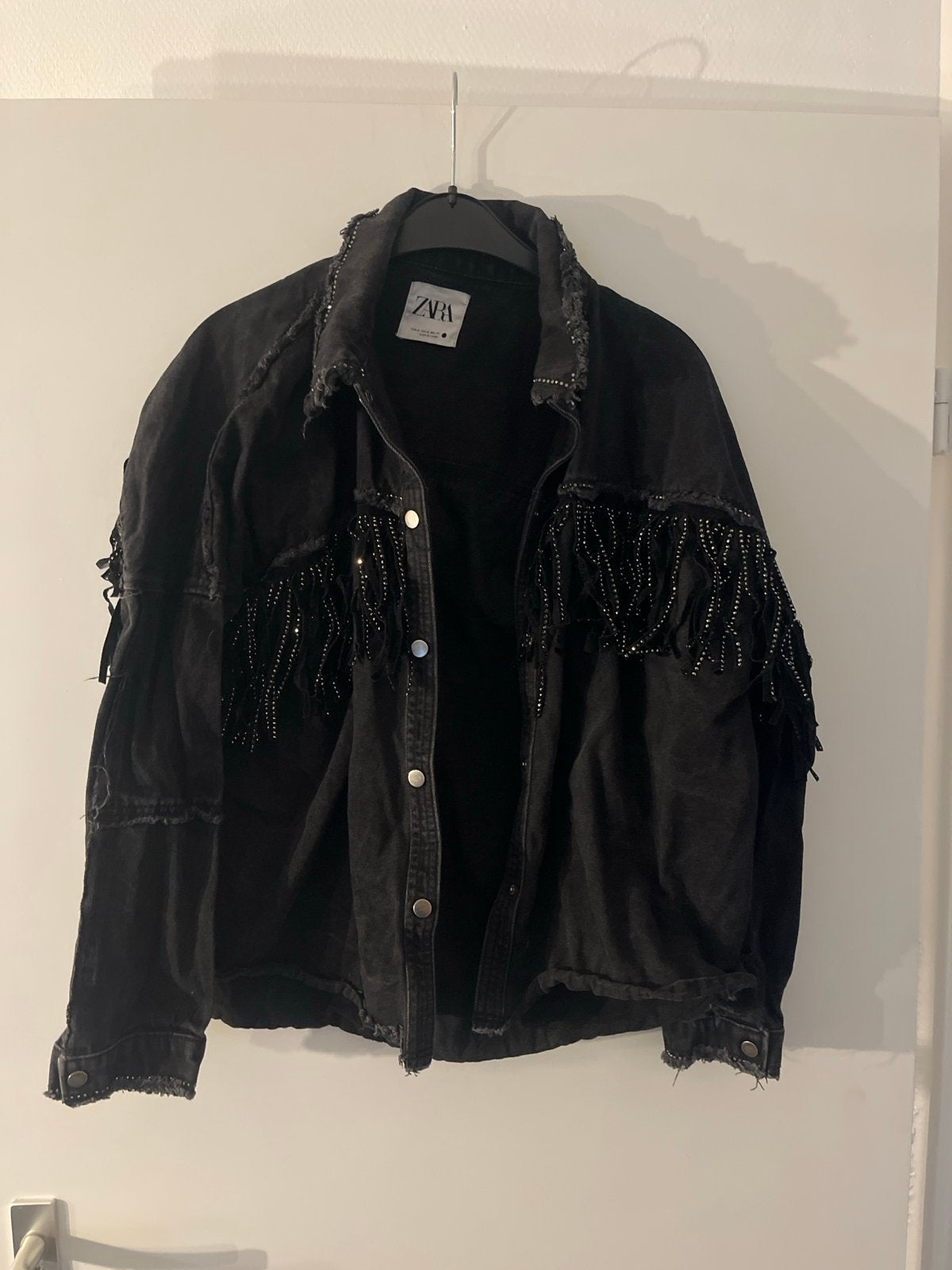 Zara spijkerjack met franjes en studs - Maat M, Verzenden, Zo goed als nieuw, Maat 38/40 (M), Zwart