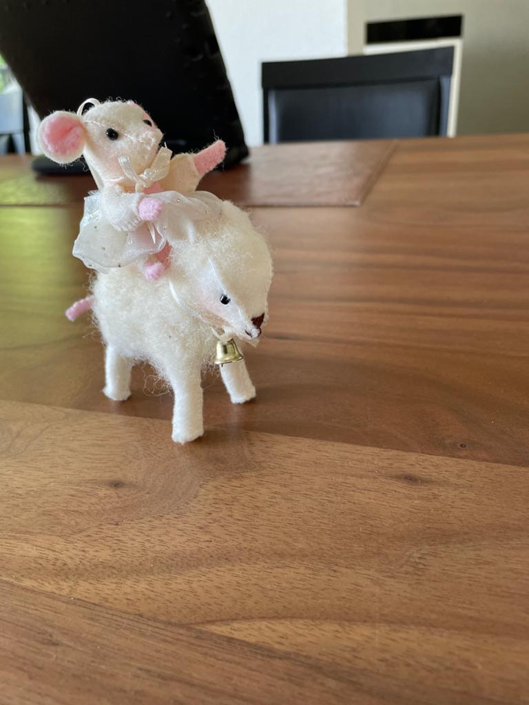 Lammetje met muisje van 100% wol en vilt, Hobby en Vrije tijd, Ophalen of Verzenden, Nieuw, Los Vilt