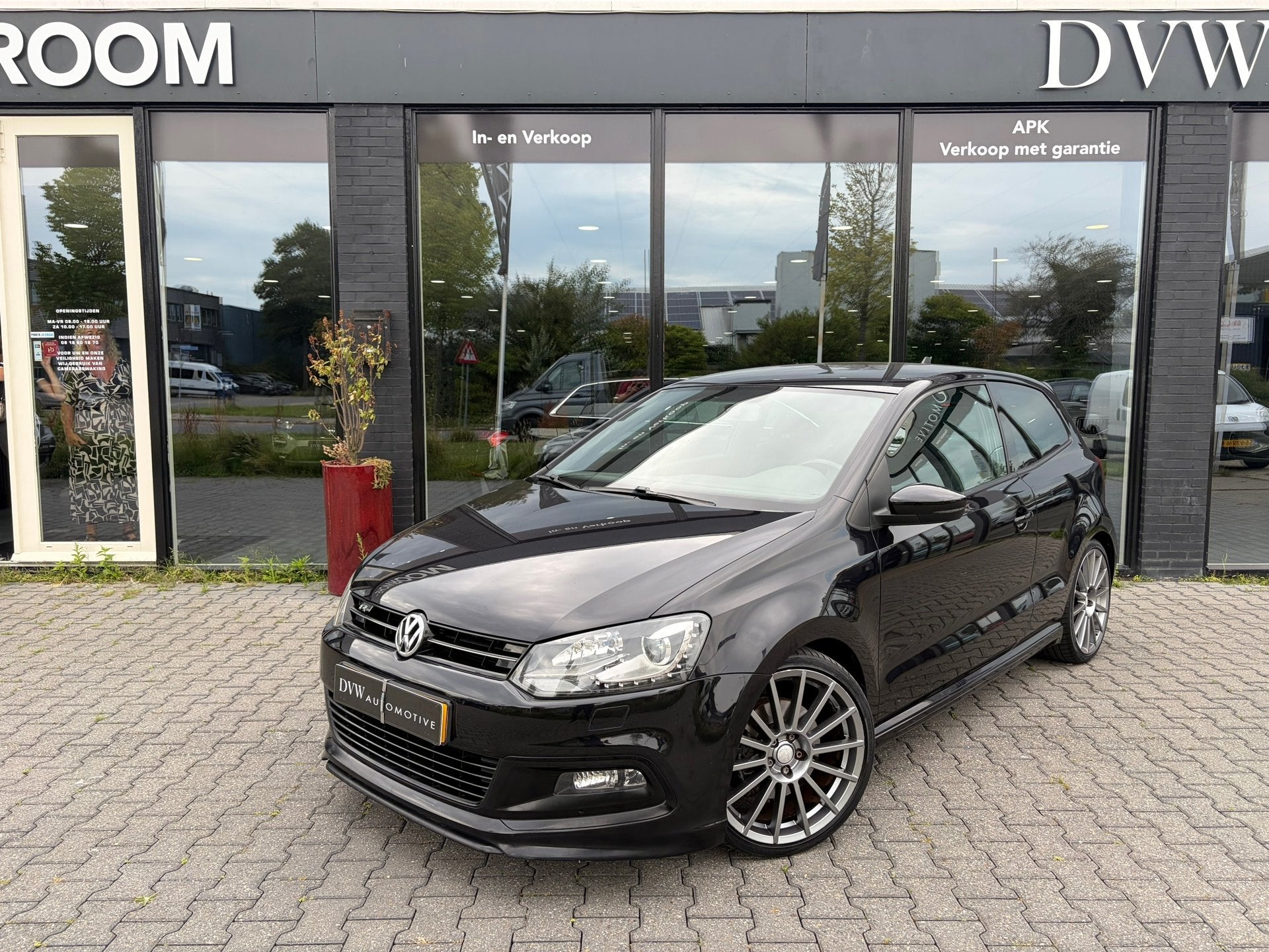 Volkswagen Polo 1.2 TSI R-Line Automaat, Auto's, Euro 5, Stof, Gebruikt, Zwart