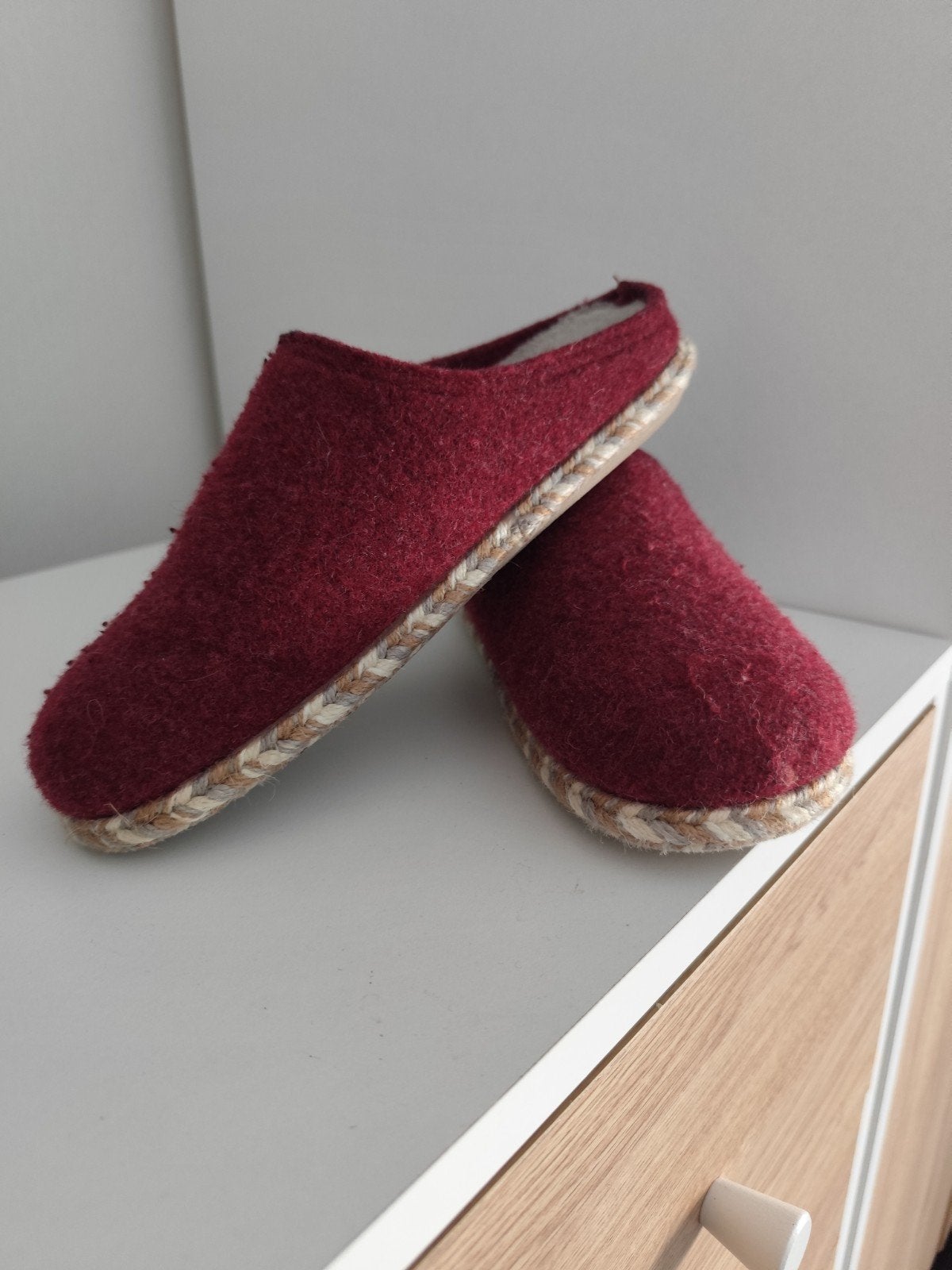Mooie dames pantoffels. Kleur bordeaux rood., Kleding | Dames, Schoenen, Ophalen of Verzenden, Zo goed als nieuw, Pantoffels of Sloffen