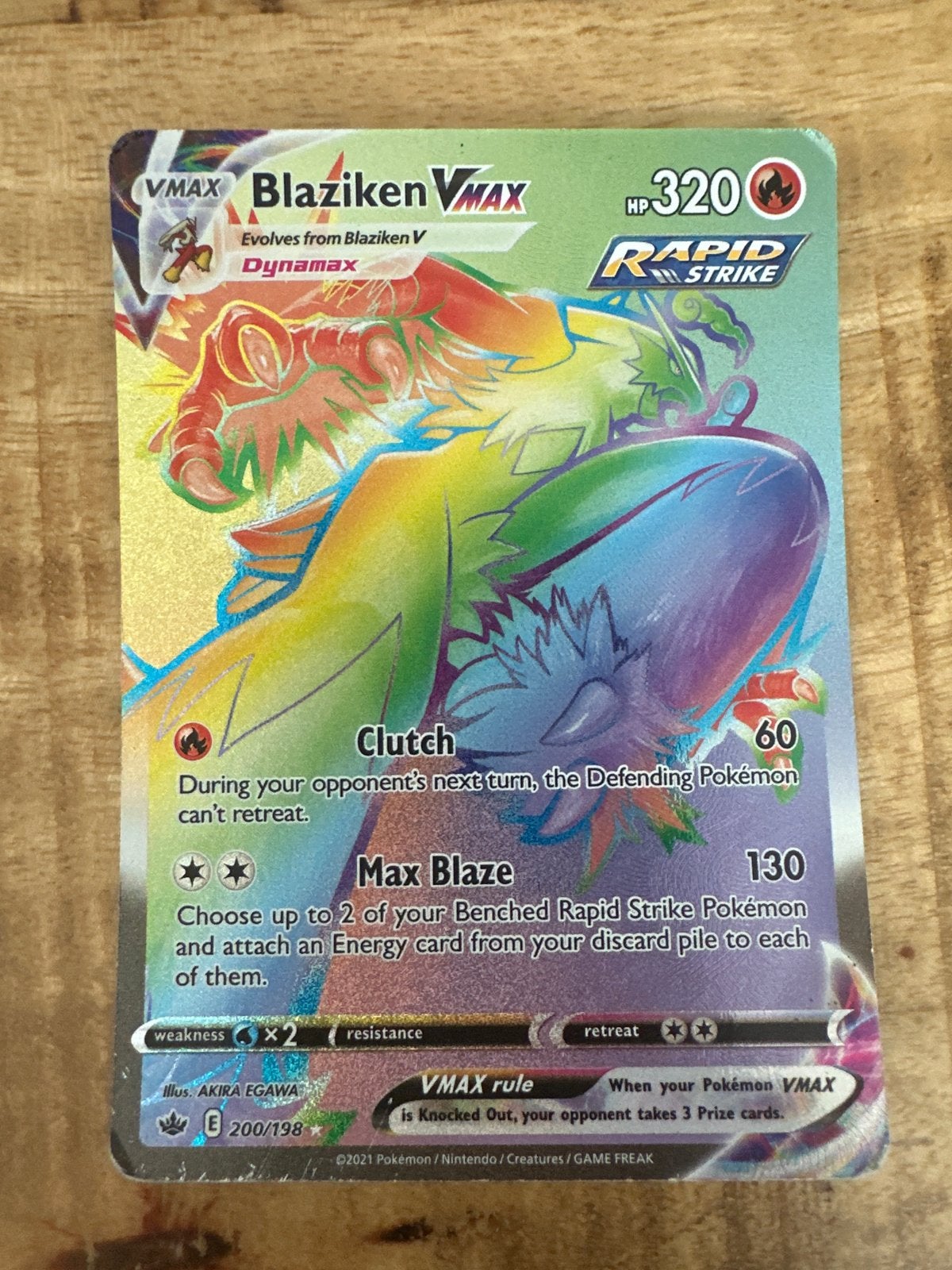 Blaziken VMAX Rapid Strike Pokémon kaart (Rainbow Rare), Hobby en Vrije tijd, Ophalen of Verzenden, Zo goed als nieuw, Losse kaart
