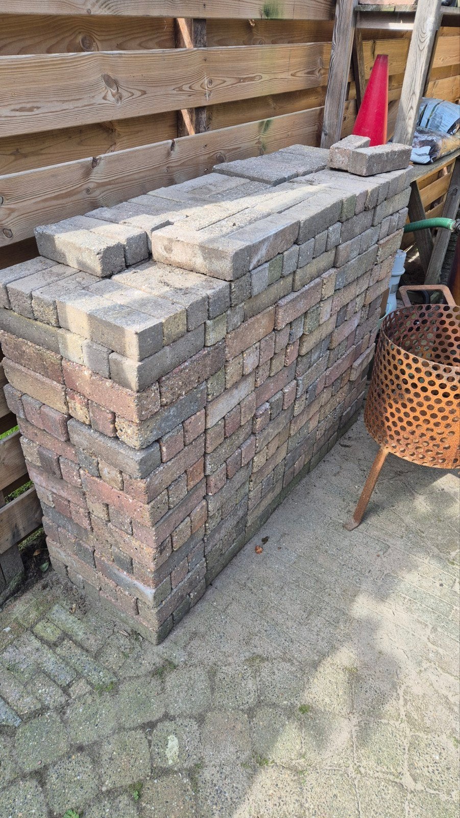 Gratis af te halen: Diverse stenen voor bestrating, Ophalen, Gebruikt, 20 tot 40 cm, Minder dan 20 cm