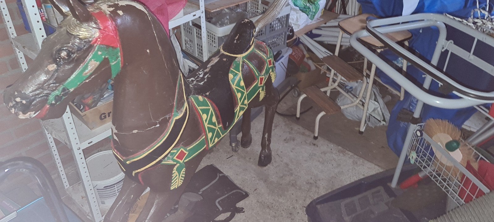 Houten paard met standaard, Ophalen
