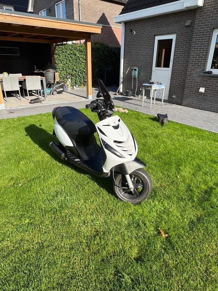 Piaggio Zip Scooter 80cc - Wit/Zwart, Goed Onderhouden, Fietsen en Brommers, Maximaal 45 km/u, Zip, Ophalen of Verzenden, Zo goed als nieuw