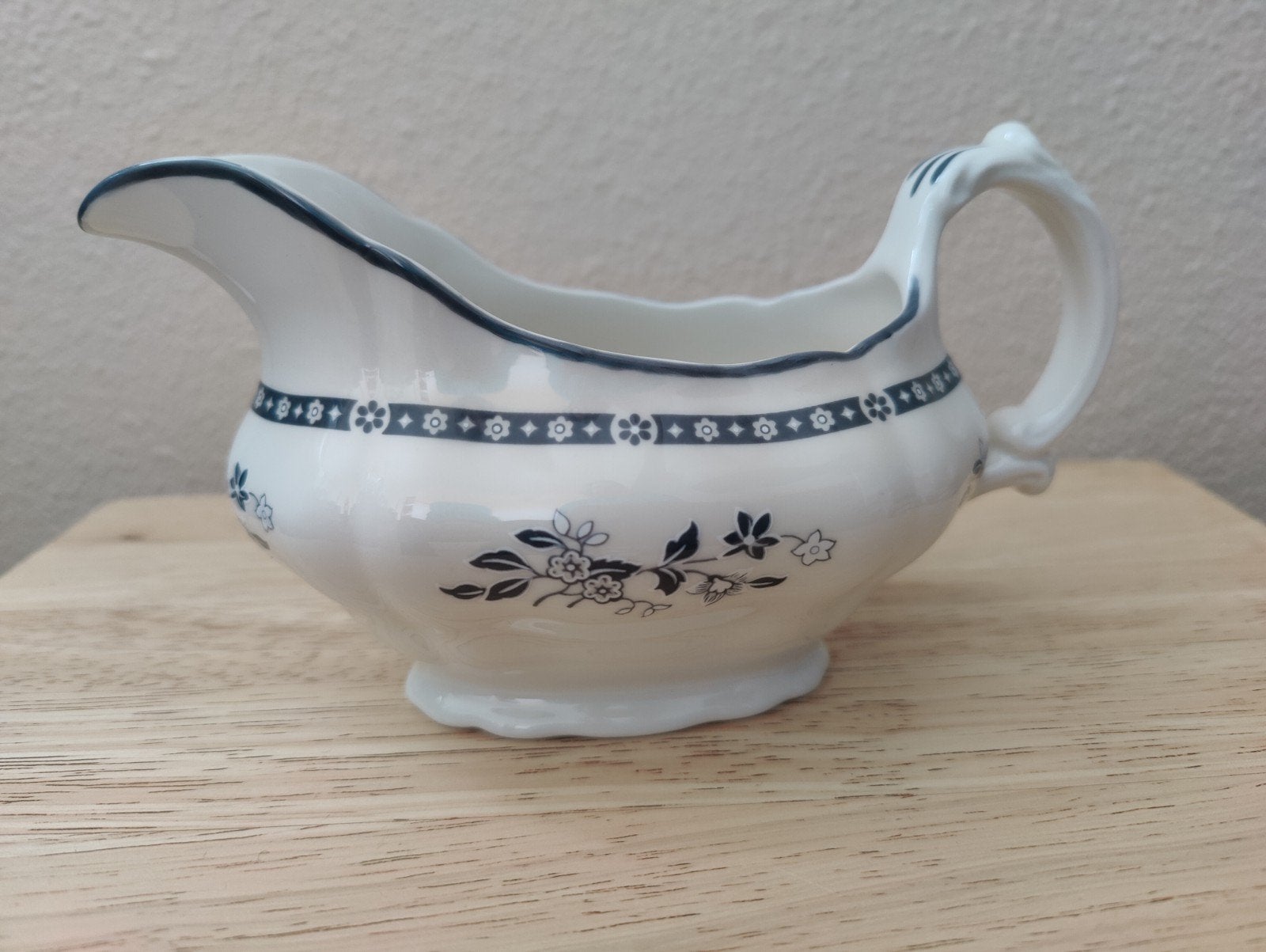 Exclusieve sauskom van Royal Doulton in crème met blauw, Overige merken, Verzenden, Klassiek, Zo goed als nieuw