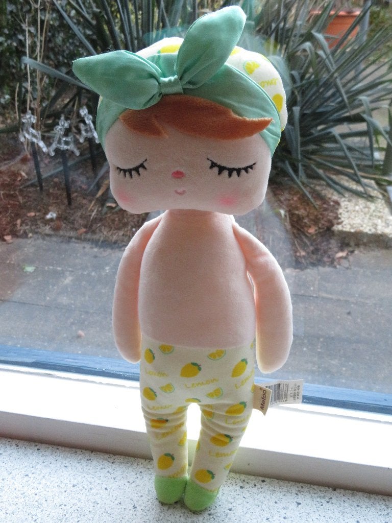 Zacht velours pop van Metoo met lemon mutsje en broek, Overige typen, Nieuw, Ophalen of Verzenden, Middelgroot (20 tot 80 cm)