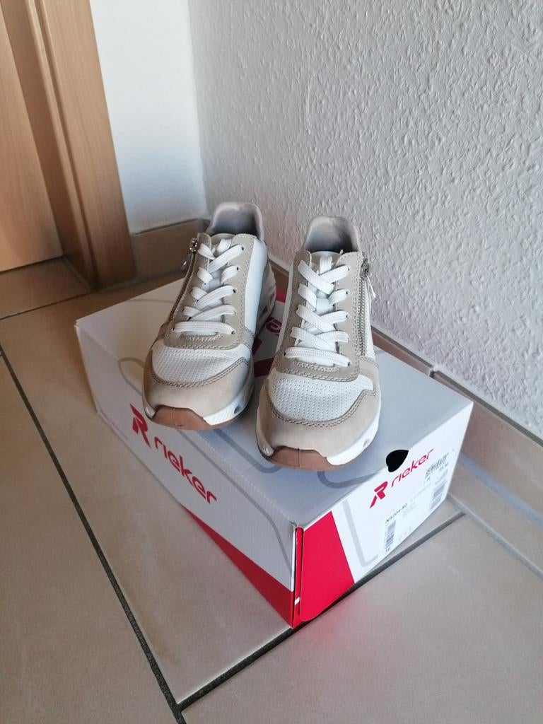 Mooie damesschoen Rieker maat 36, in beige en wit van kleur., Ophalen of Verzenden, Zo goed als nieuw, Sneakers of Gympen