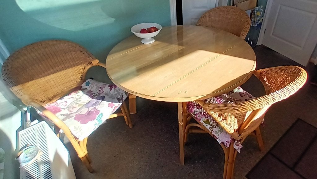 Gave ronde tafel met 4 rieten stoelen, Ophalen, Gebruikt, Rond, Vier personen