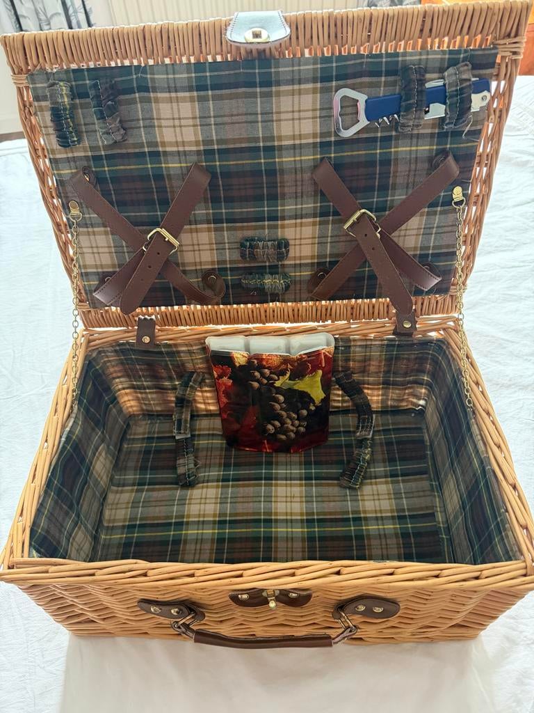Rieten Picknickmand met Lederen Bandjes en Geruite Voering, Ophalen, Zo goed als nieuw, Zonder inhoud
