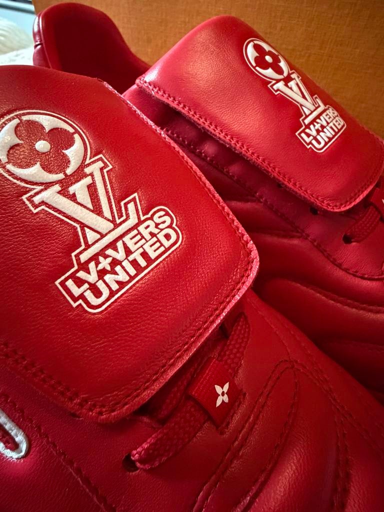 Louis Vuitton Footprint Red - Maat 42 - Pre-Pharrell, Ophalen of Verzenden, Zo goed als nieuw, Overige kleuren