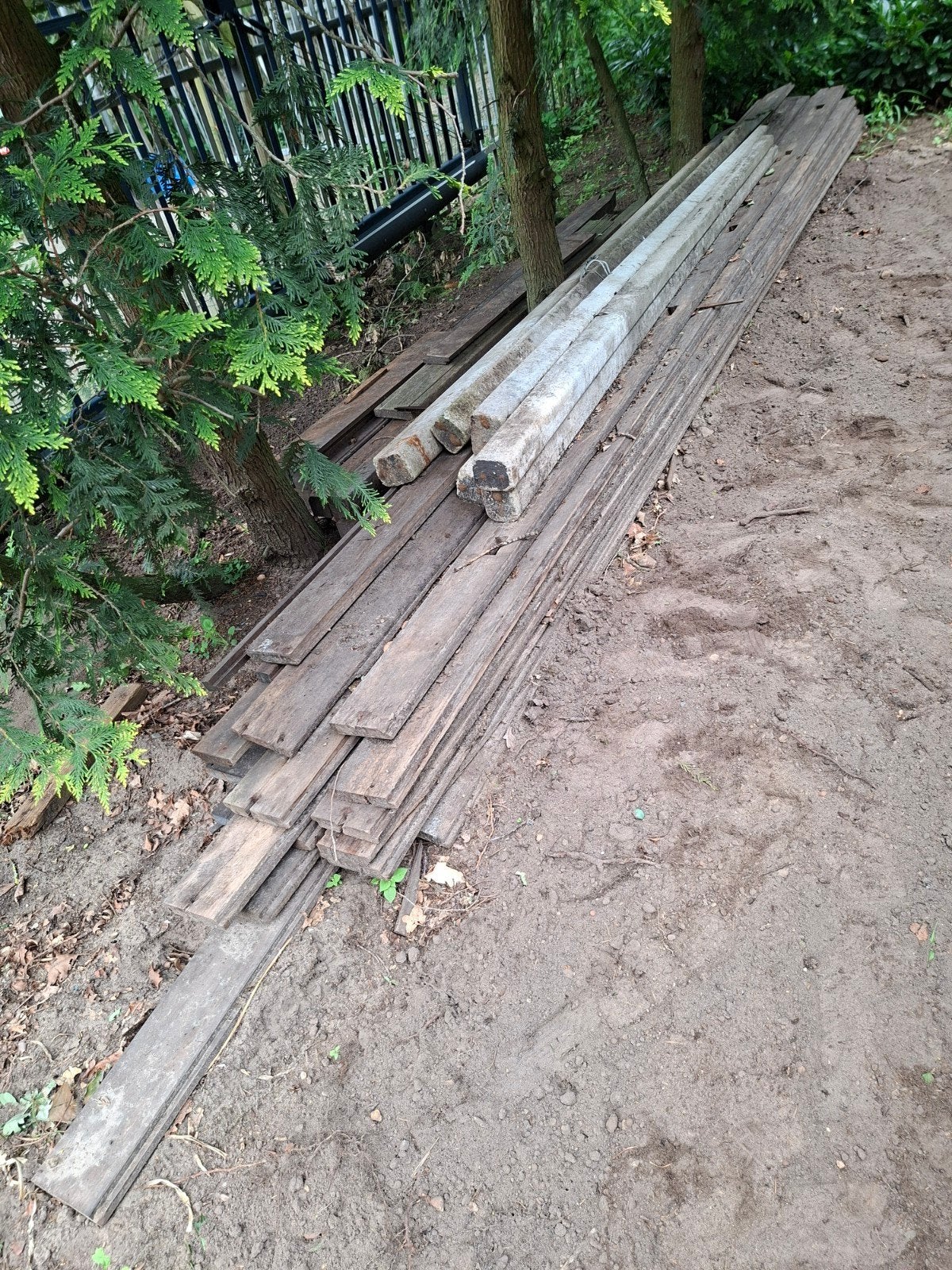 6 betonpalen en 20 lange planken, Doe-het-zelf en Verbouw, Hout en Planken, Ophalen, Gebruikt, 300 cm of meer, Balk
