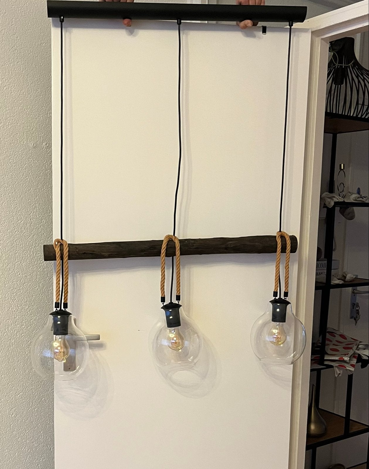 Hanglamp met 3 glazen bollen en houten balk, Ophalen of Verzenden, Zo goed als nieuw, Glas, E27 (groot)