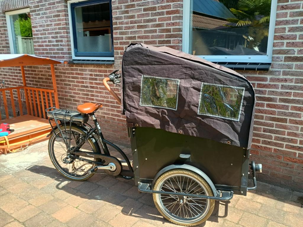Elektrische bakfiets met accessoires en slot, Ophalen, Gebruikt, 4 kinderen of meer