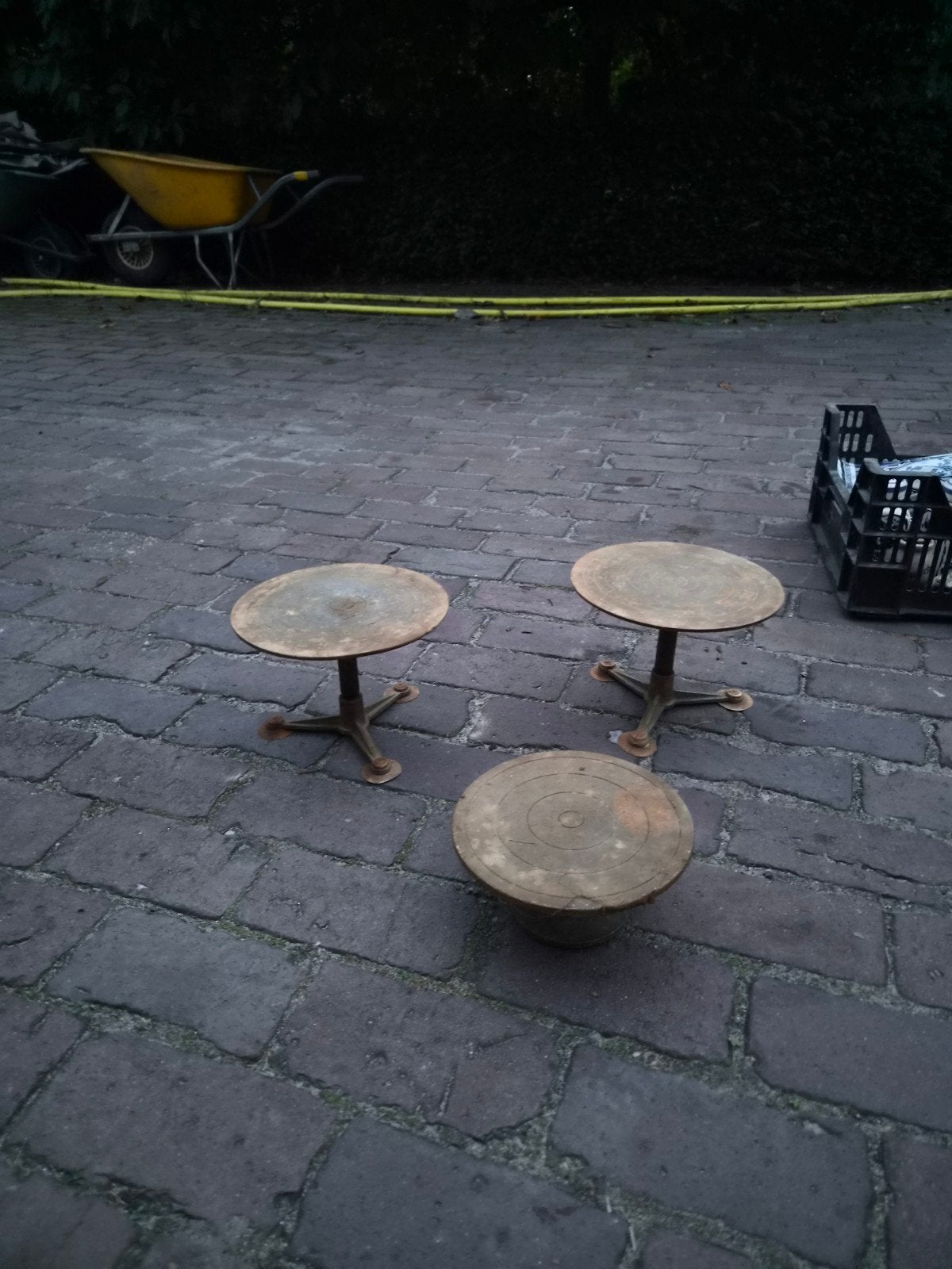 Antieke metalen driepoot-onderstellen/plantentafeltjes, Ophalen