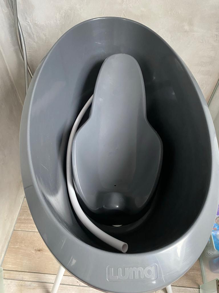 Luma Babybadje met standaard en badzitje, Overige merken, Ophalen of Verzenden, Zo goed als nieuw, Badje