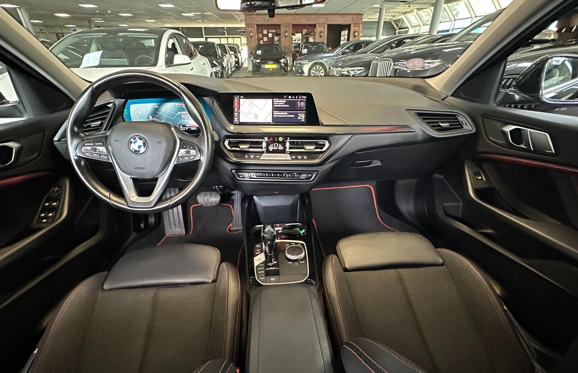 BMW 1-serie 118i Executive Edition/1STE EIG/NAVI/CARPLAY/LED, Auto's, Dealer onderhouden, Gebruikt, Leder en Stof, Zwart