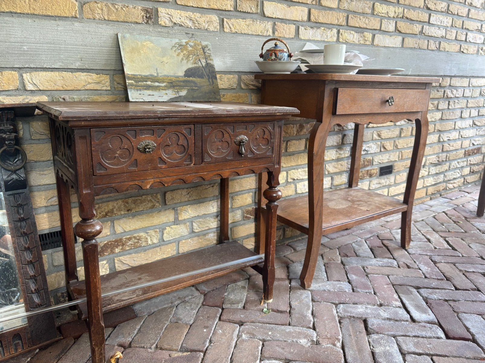 Twee antieke bijzettafels / consoles, Ophalen