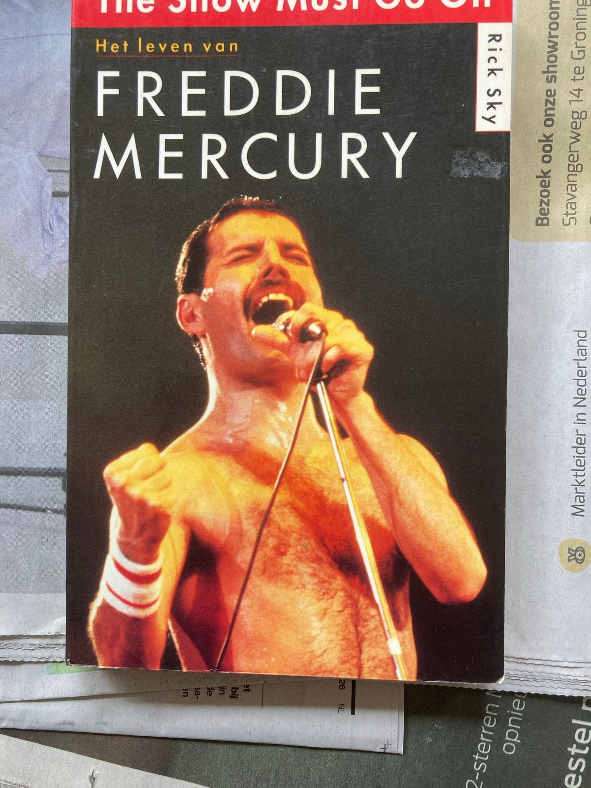 Het leven van Freddie Mercury - The Show Must Go On, Boeken, Ophalen of Verzenden, Gelezen, Artiest