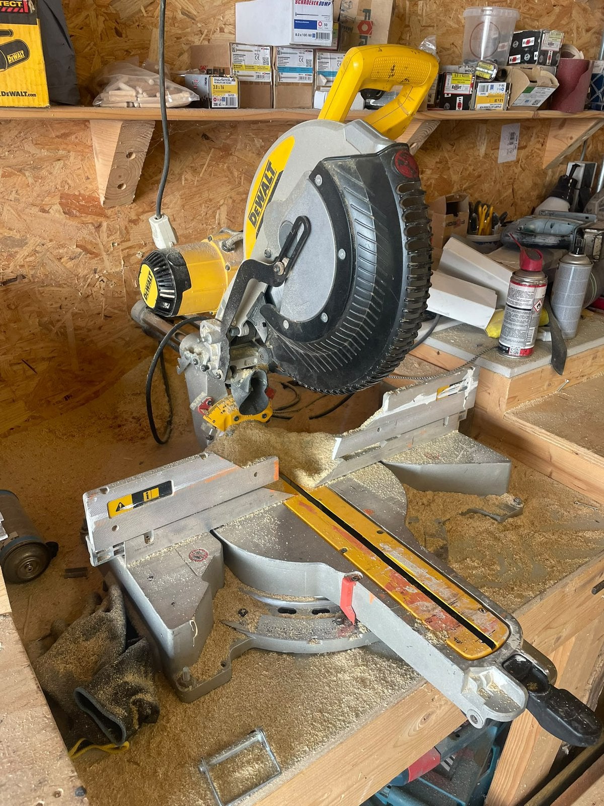 Foto 2 van Dewalt dws780 afkortzaag