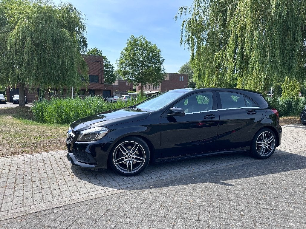 Mercedes A160 AMG Line Automaat | Panoramadak | Nette staat, Auto's, 4 cilinders, Zwart, 1200 kg, 19 km/l