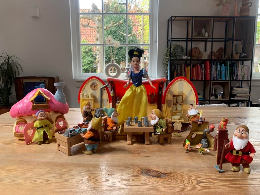 Sneeuwwitje en 7 dwergen poppenhuis, Ophalen of Verzenden, Zo goed als nieuw, Poppenhuis