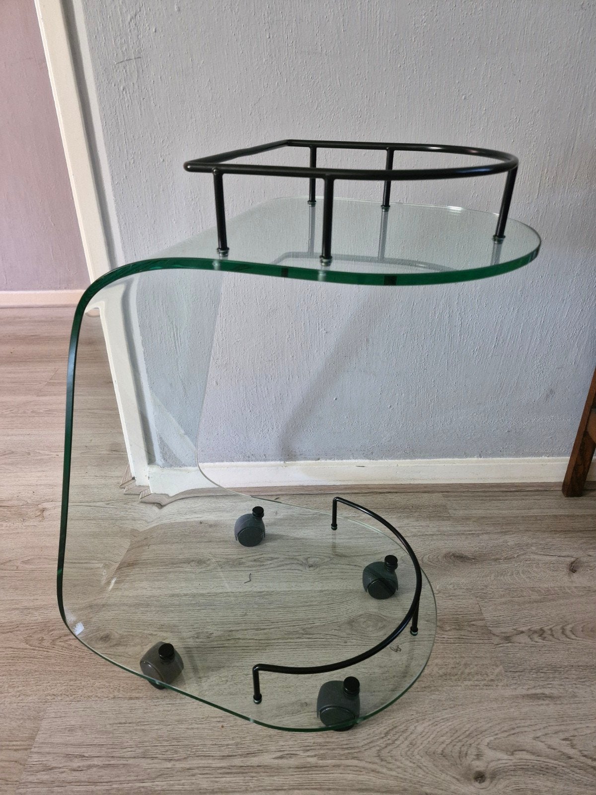 Glazen bijzettafel met wielen - Modern design, Gebruikt, 55 tot 75 cm, Glas, Ophalen