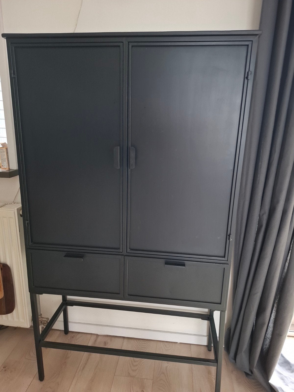 Zwarte metalen kast met deuren en lades, Huis en Inrichting, Kasten | Kledingkasten, Met deur(en), Modern, Industrieel, 100 tot 150 cm